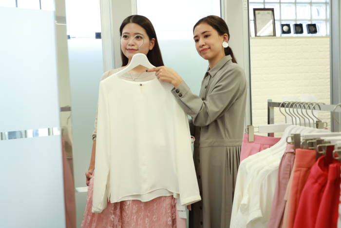 会員に似合う服を提案する「Dear Bride Tokyo」のアドバイザー