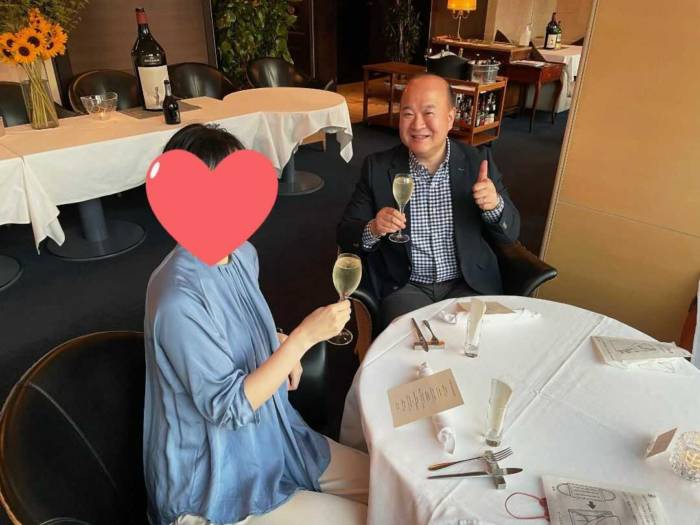 グラッツェプレーゴの加藤さんと女性会員さんとの食事風景