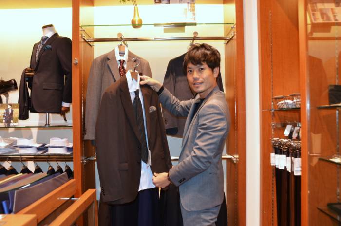 スーツ選びに同行するゴンちゃんの結婚相談所の代表・権藤さん