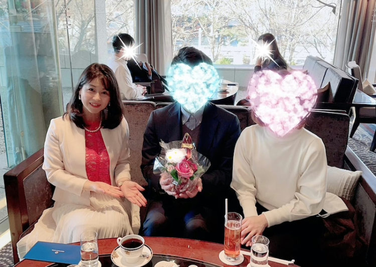 東京都新宿区にある結婚相談所「ハピネス・マリッジ」の利用者と代表である山内眞紀さん