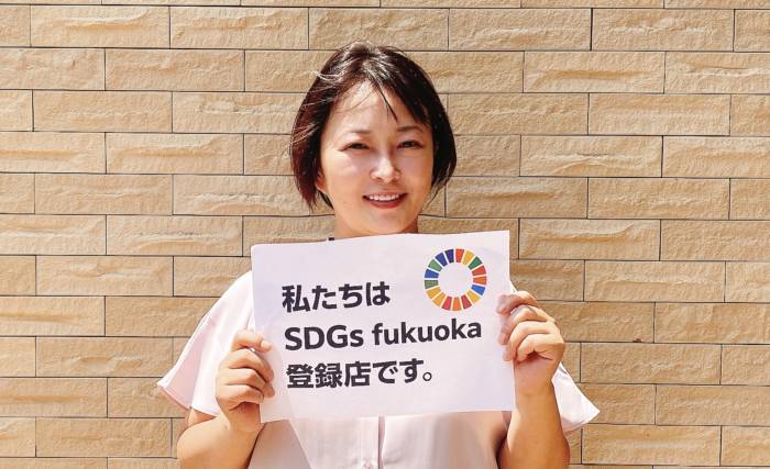 福岡県にあるヒマワリブーケ婚活サロンの松本さんがSDGs fukuoka登録店であることをアピール