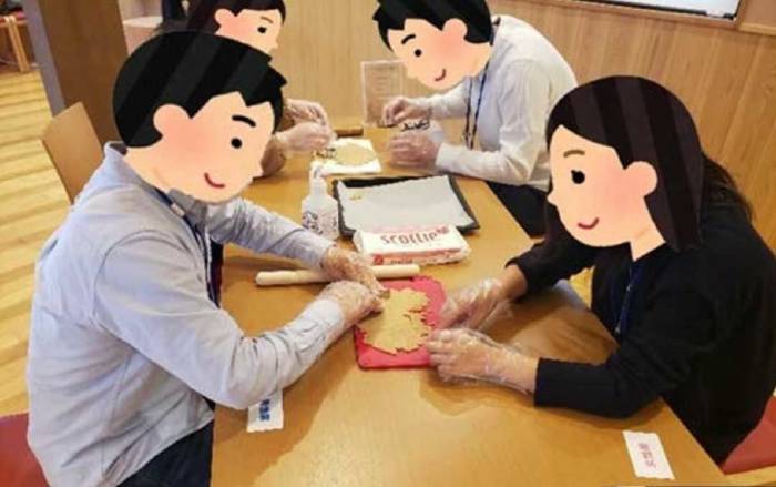 鳥取県中部ふるさと広域連合主催のスイーツ婚活でクッキーの型抜きをしている男女