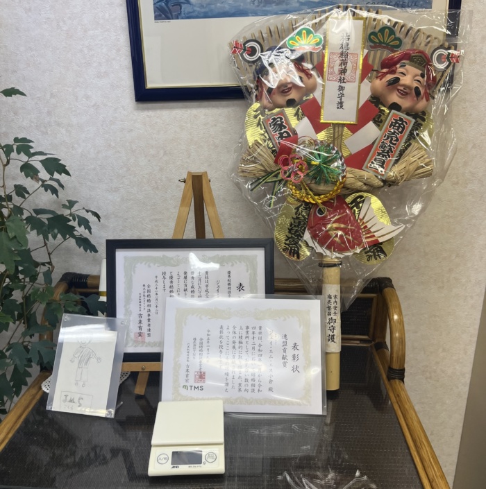 ジェイ・エム・エス小倉の室内に飾られている賞状類