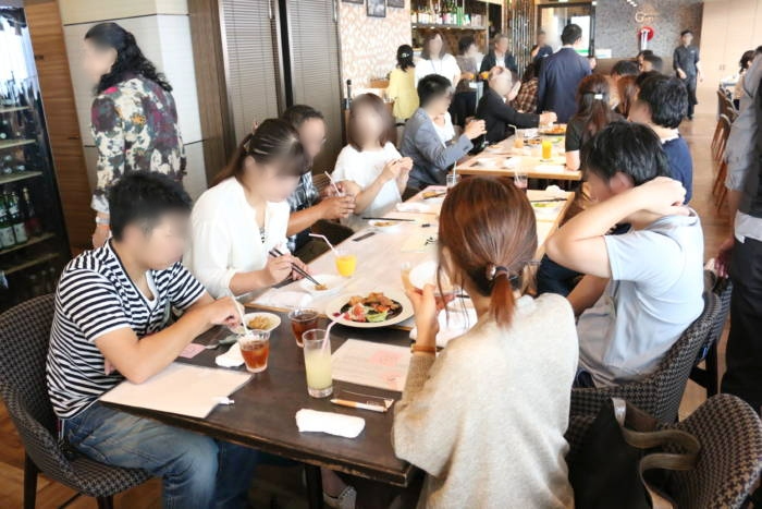 神河町主催の婚活イベントで食事を囲みながら談笑する参加者
