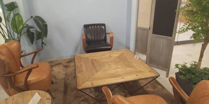 オフィスの一室のテーブルと椅子の写真
