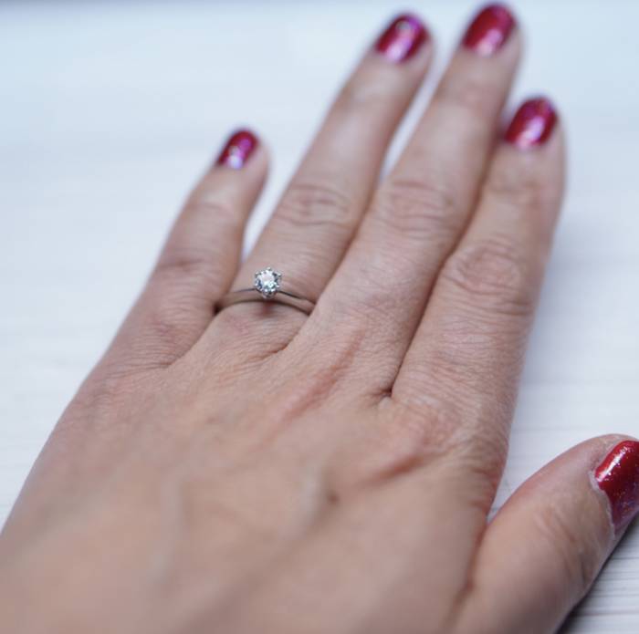 婚約指輪をつけた女性の手