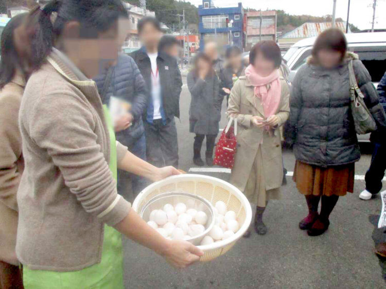遠刈田温泉で温泉卵づくりを体験する蔵王町の婚活イベントに参加した複数の男女