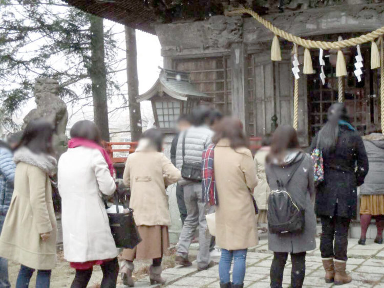 蔵王町の婚活イベントで蔵王刈田嶺神社を訪れる複数の男女