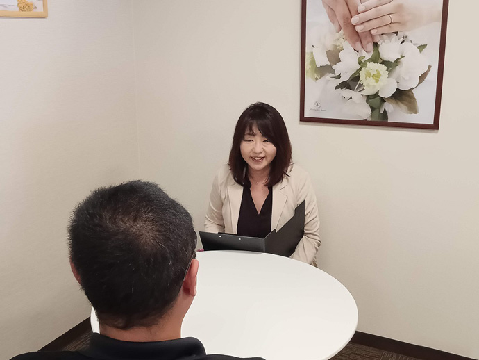 結婚相談所「Marriage Life Support」代表・大野さんと会員の面談