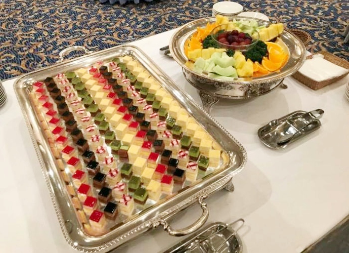 西脇市が開催する婚活パーティーで提供されたケーキやフルーツ