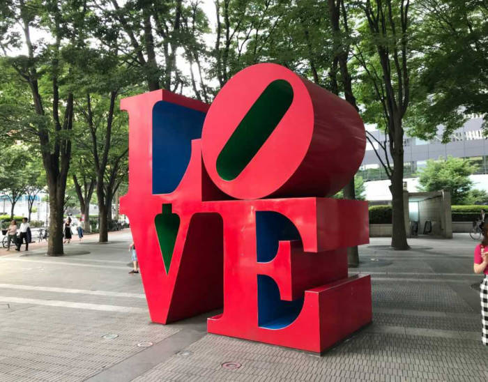 新宿アイランドタワーにある「LOVE」のモニュメント