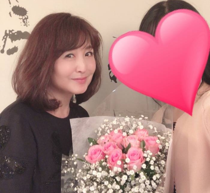 成婚した女性会員に花束を渡す大塚さんの写真