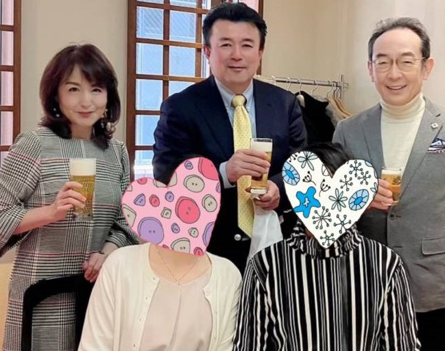 成婚したカップルと紹介者と共にビールで祝杯を挙げる大塚さんの写真