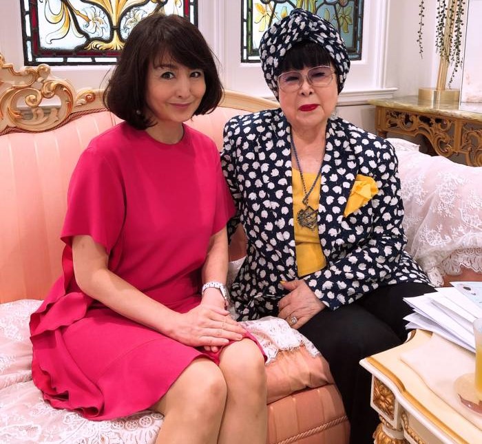 ファッションデザイナー桂由美さんとソファに座っている大塚さんの写真