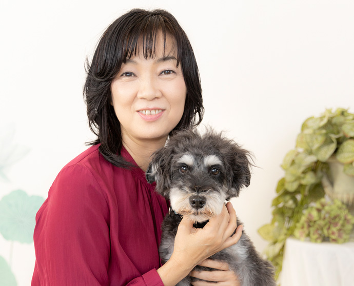 「東京桜新町良縁相談所」代表・菊池由美さんと愛犬の写真