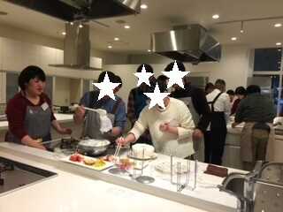 岐阜県関市のお料理婚活イベントで料理する参加者たち