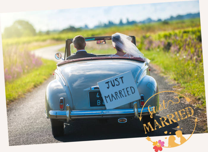車に乗る成婚カップルのイメージ写真