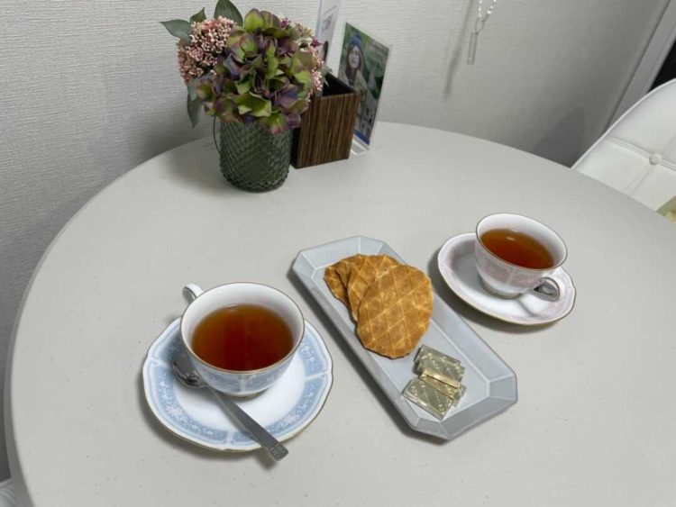 婚活サロンSWEARのお見合いで提供される紅茶とお菓子