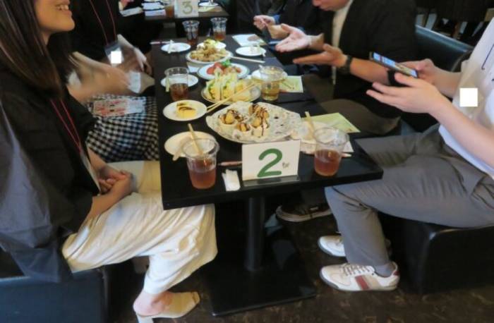 豊岡市で開催している婚活イベントで食事をする男女