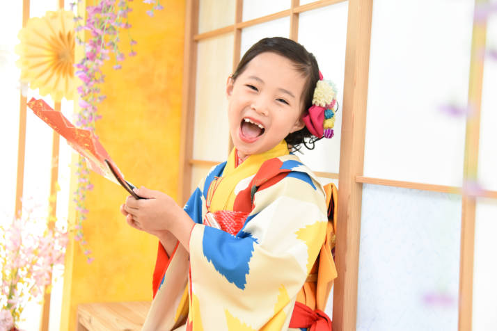 東京都と埼玉県にある「フォトスタジオ フルリ」で記念撮影をしている自然な笑顔が素敵な女の子