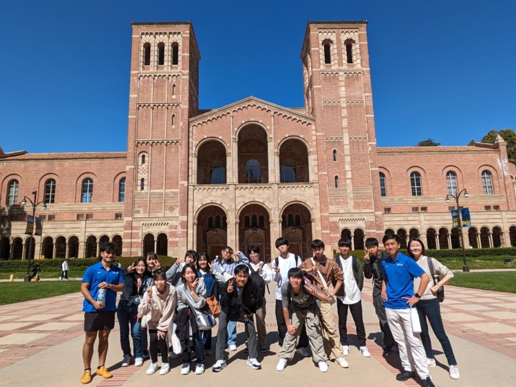 大阪国際中学校高等学校の生徒がアメリカUCLA研修地で集合しているようす