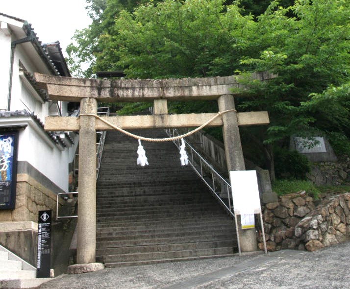 阿智神社の東の参道入口