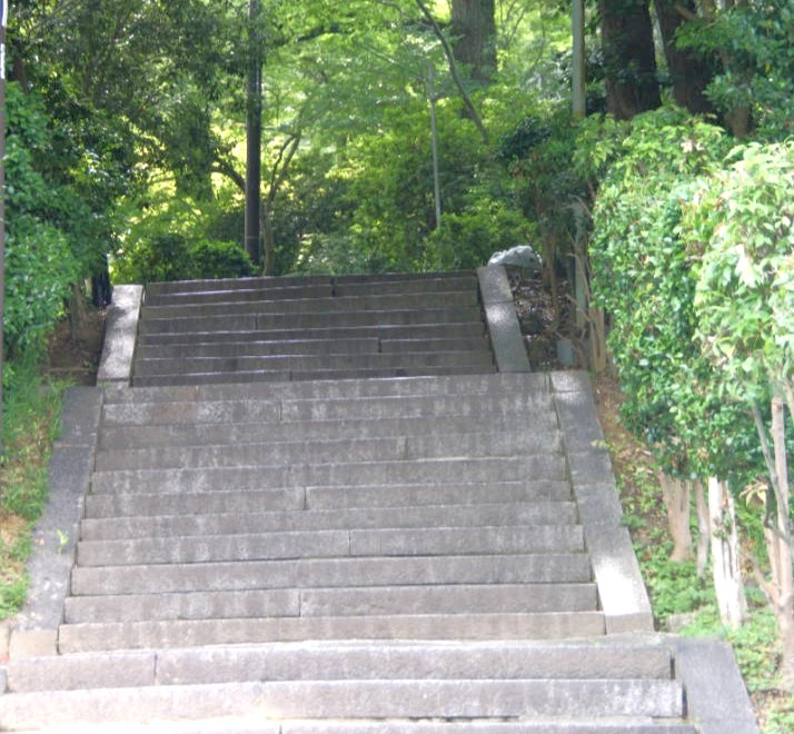 阿智神社の西の参道の石段風景