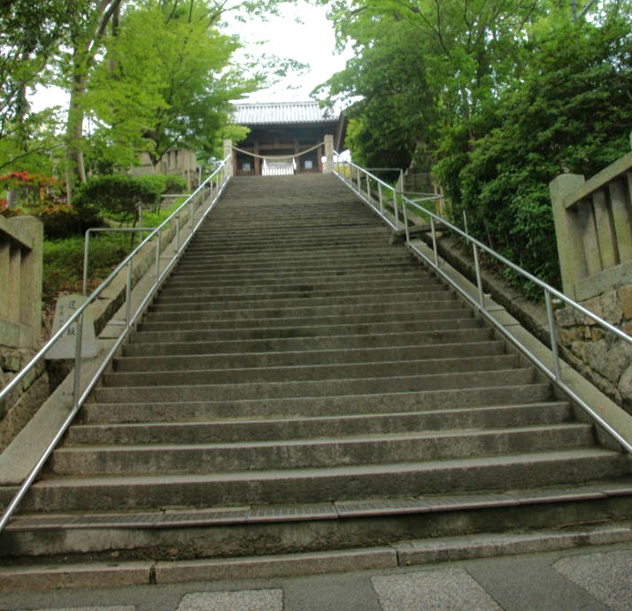 阿智神社の東参道から随身門へ