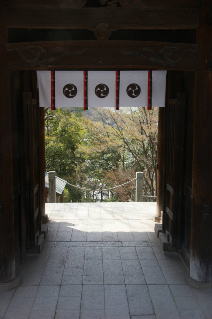 阿智神社の随身門