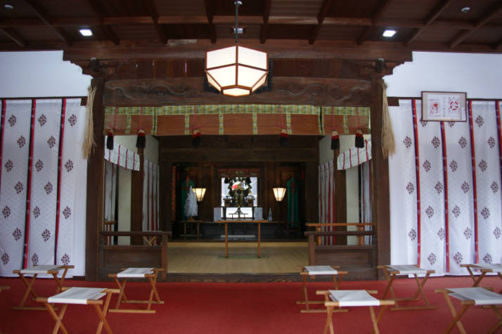 阿智神社の拝殿内