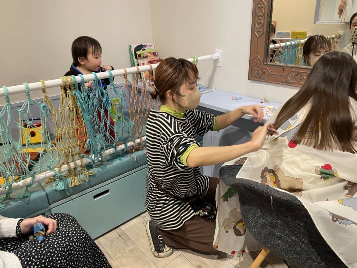 東京都世田谷区の美容室・アコットのキッズルームを利用している子連れファミリー
