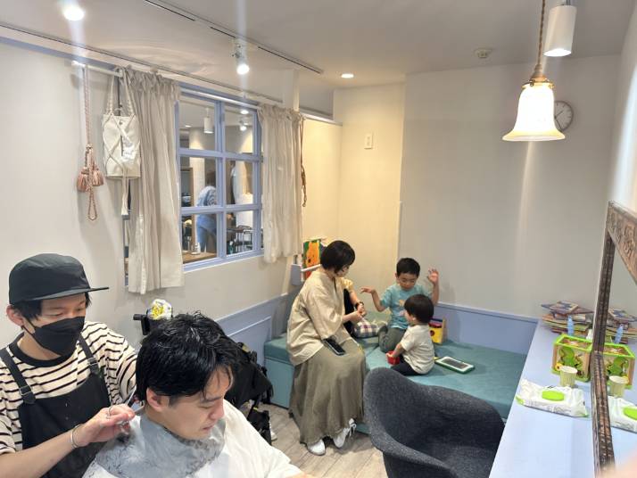 東京都世田谷区の美容室・アコットのキッズルームを引きで眺める
