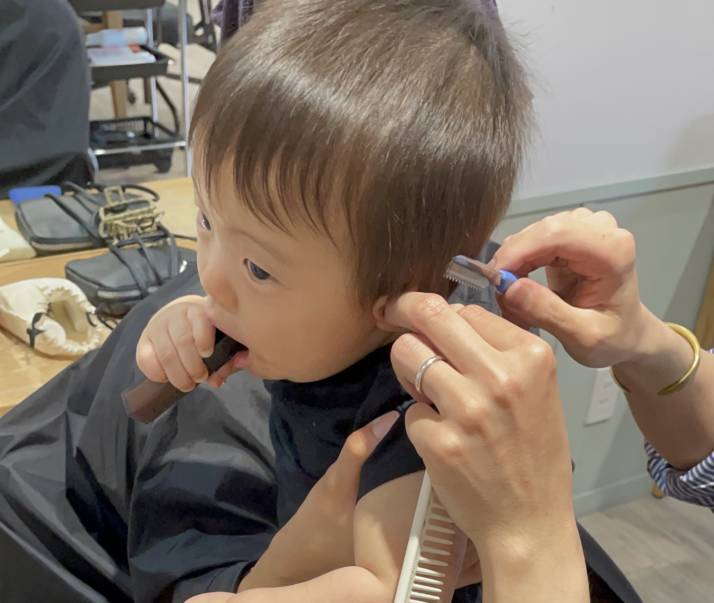 東京都世田谷区の美容室・アコットで男の子の耳まわりの髪の毛をカットしている様子