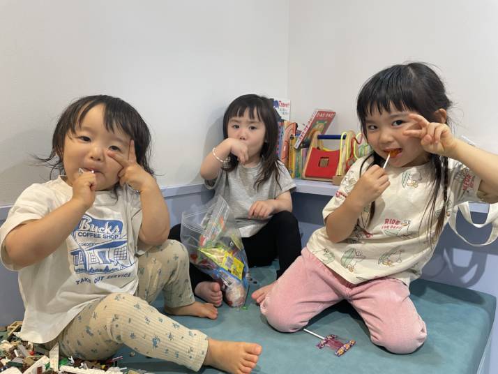 東京都世田谷区の美容室・アコットでもらったお菓子を満喫する子どもたち