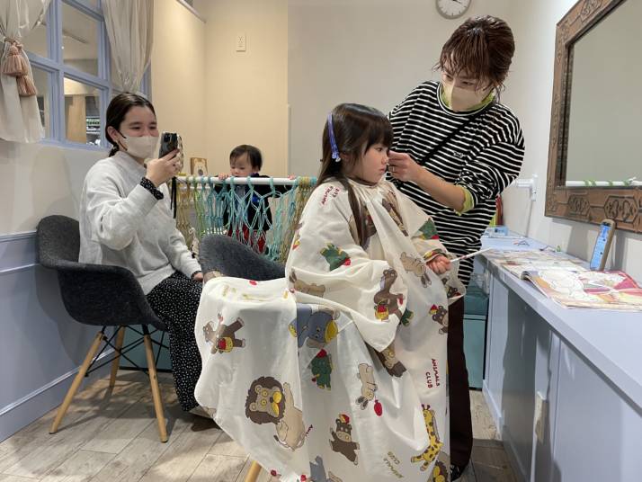 東京都世田谷区の美容室・アコットでヘアカット中の女の子を真横から眺める
