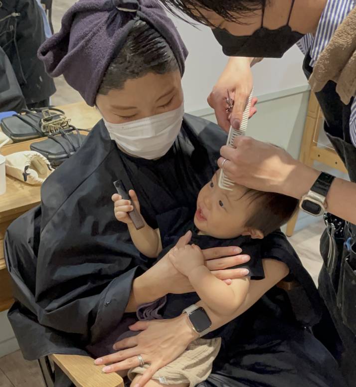 東京都世田谷区の美容室・アコットで前髪を切ってもらっている赤ちゃん
