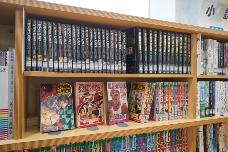 足立学園中学校・高等学校の英語版の漫画本が並んだ本棚