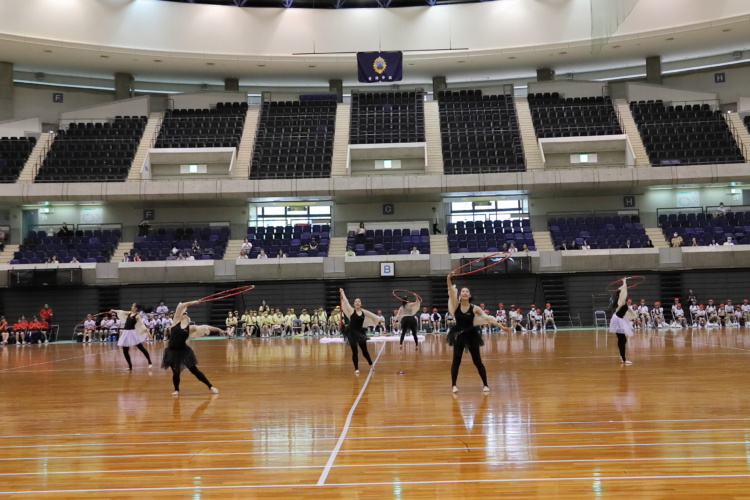 体育館で演技を披露する愛徳学園中学校・高等学校新体操部の生徒たち