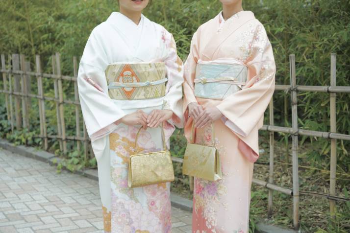「浅草愛和服2号店」の訪問着を着ている二人の女性