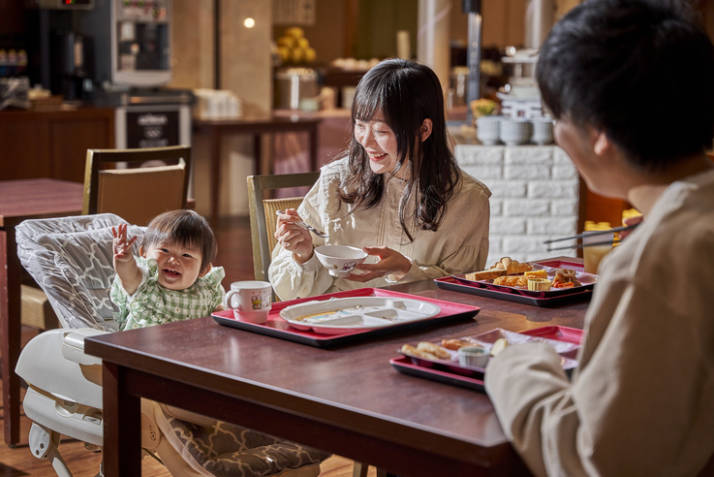 宮城県仙台市にあるお宿「奥州秋保温泉 蘭亭」で朝ご飯を食べる子ども連れファミリー