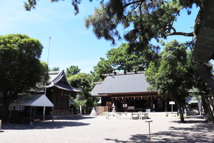 安久美神戸神明社の本殿前の風景