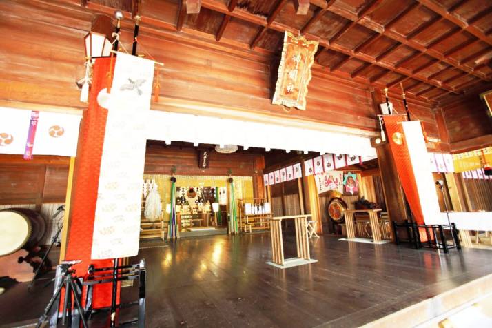 安久美神戸神明社の社殿内の風景