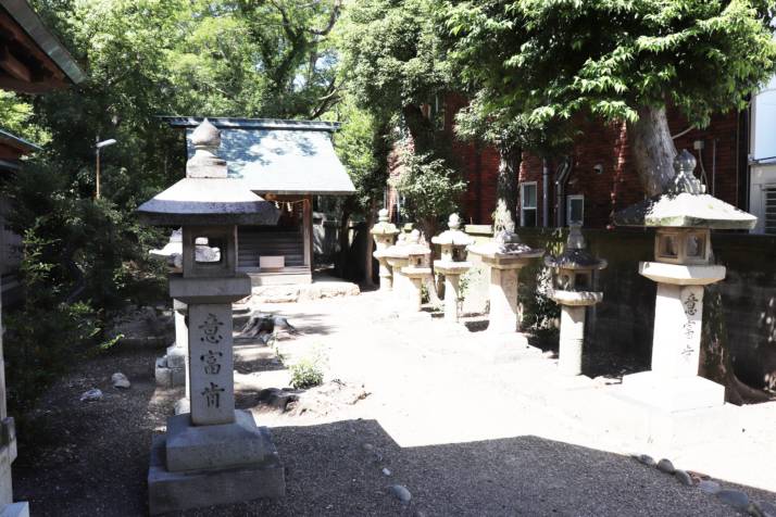 安久美神戸神明社本殿右側に鎮座する末社前の風景