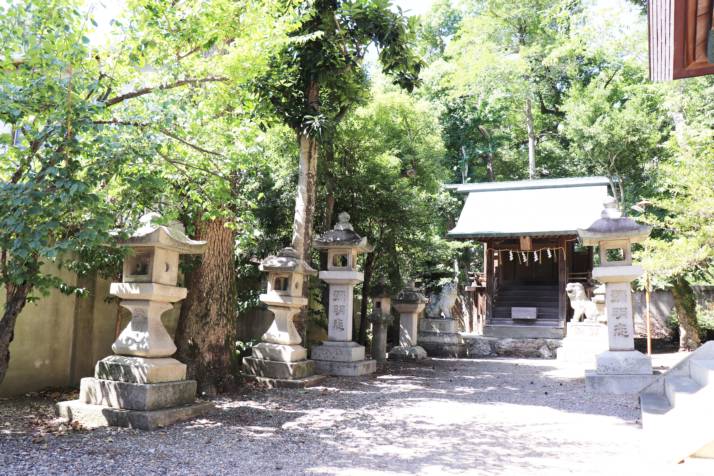 安久美神戸神明社本殿左側に鎮座する末社前の風景