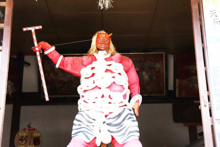 安久美神戸神明社に設置されている赤鬼人形