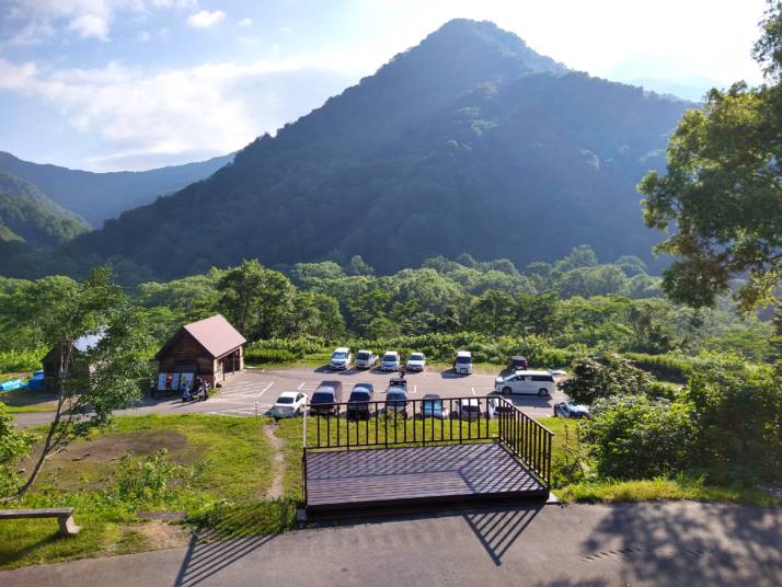 長野県北安曇郡小谷村にある雨飾高原キャンプ場を見下ろす
