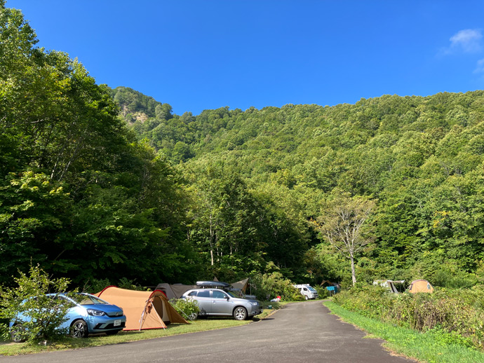 長野県北安曇郡小谷村にある雨飾高原キャンプ場のオートサイトを利用している客たち