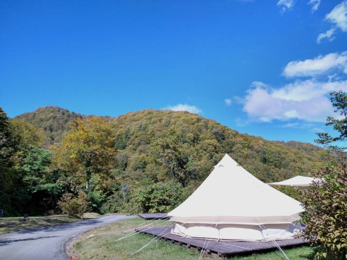 長野県北安曇郡小谷村の雨飾高原キャンプ場にある常設テント