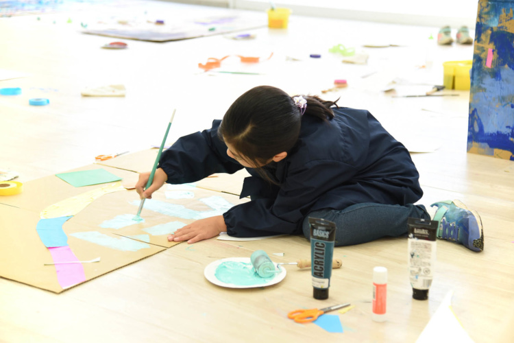 OCHABI junior schoolキッズ科アトリエコースで作品を作る生徒の様子