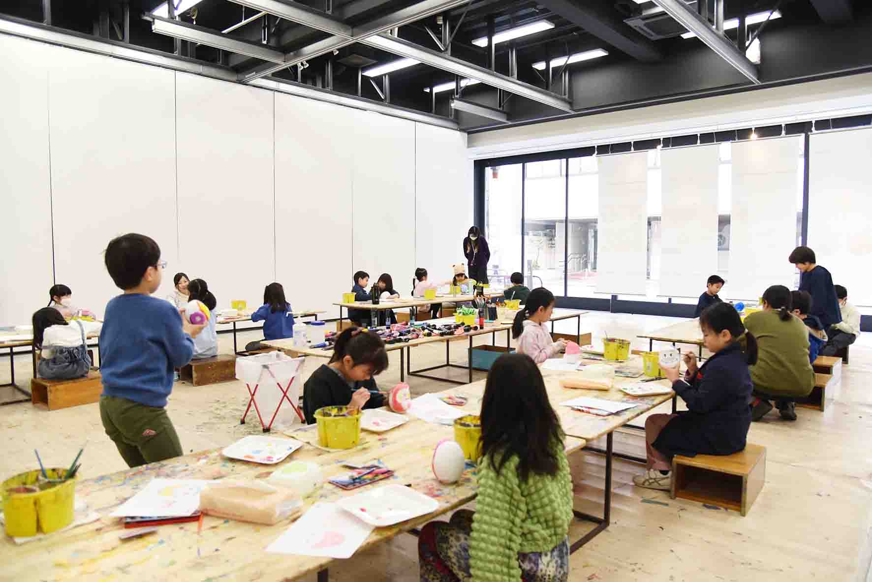 お茶の水美術学院の教室を使用したOCHABI junior schoolキッズ科アトリエコースの授業の様子